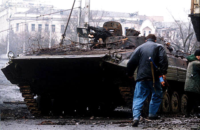 Miliciano Checheno junto a BMP destruido